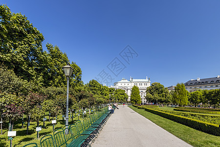 公园位于奥地利维也纳市中心晴天历史性蓝色地标建筑花园绿色建筑学城市首都图片