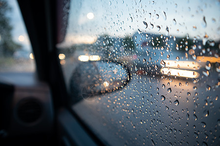 雨滴落在车窗上 选择性焦点图片