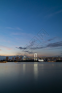 东京的奥代巴 美丽的夜晚 在朝海对面的东京全景彩虹海洋游客景观港口市中心夕阳日落旅游图片
