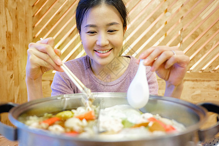 一位年轻女性喜欢吃Shabu-Shabu日本热锅图片