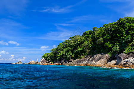 在阳光明媚的一天 西米兰群岛海洋绿色天空场景白色热带海岸晴天海滩海岸线图片