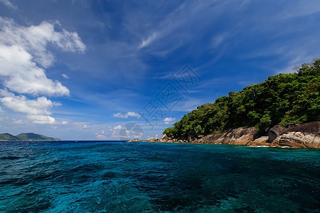 在阳光明媚的一天 西米兰群岛海滩岩石热带场景绿色海洋浮潜海岸天空旅行图片