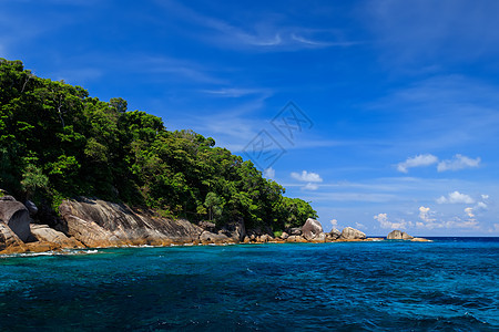 在阳光明媚的一天 西米兰群岛蓝色场景岩石海滩晴天绿色海洋热带海岸线海岸图片