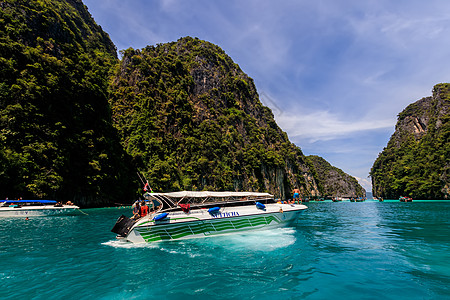 Phi Phi湾的卡斯特岩石和绿石海蓝色石灰石风景海岸悬崖场景旅行晴天天堂热带图片