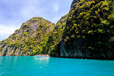 Phi Phi湾的卡斯特岩石和绿石海热带悬崖旅行晴天天空假期海岸旅游风景蓝色图片