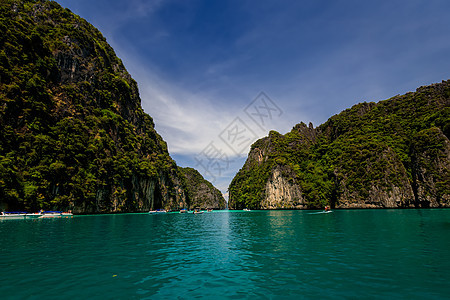 Phi Phi湾的卡斯特岩石和绿石海海洋假期晴天悬崖热带石灰石蓝色风景海岸岩溶图片