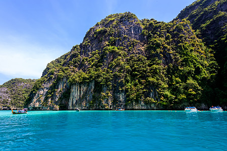 Phi Phi湾的卡斯特岩石和绿石海岩溶天堂石灰石旅行海洋晴天假期海浪悬崖热带图片