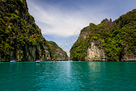 Phi Phi湾的卡斯特岩石和绿石海石灰石旅行海岸假期热带蓝色天堂旅游场景晴天图片