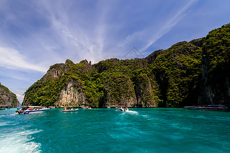 Phi Phi湾的卡斯特岩石和绿石海热带旅行海岸岩溶旅游太阳天堂海洋风景悬崖图片