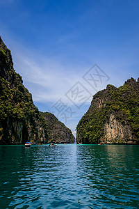 Phi Phi湾的卡斯特岩石和绿石海海岸石灰石旅游场景假期风景旅行悬崖太阳晴天图片