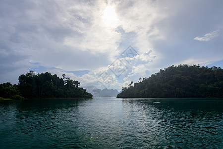 在泰国的雨中 Cheo Lan湖旅行天空囊社白色蓝色石灰石绿色爬坡岩溶社会图片