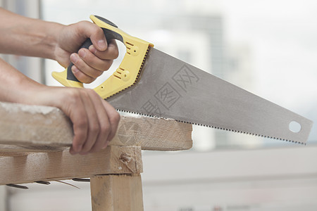木柱的锯木钢锯男人男性修理刀刃维修职业乐器木制品木工图片