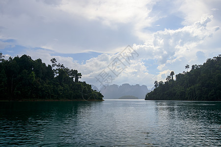 在泰国的雨中 Cheo Lan湖石灰石蓝色白色旅行社会热带绿色爬坡天空囊社图片