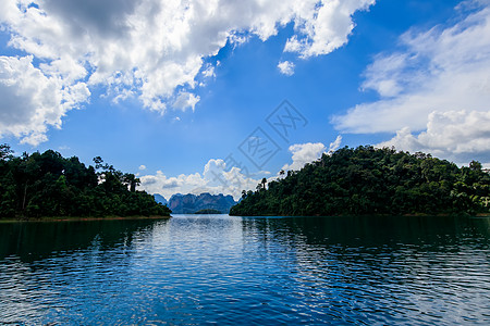 清兰湖在泰国阳光明媚的一天晴天社会白色旅行蓝色石灰石岩溶爬坡囊社森林图片