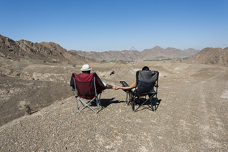 两人在露营椅子上跳过瓦迪环境国家身体峡谷蓝色成人探索冒险沙漠吸引力图片