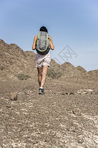 妇女在阿联酋RAK的Showka(阿拉伯埃及)的一个Wadi(干山)中旅行图片