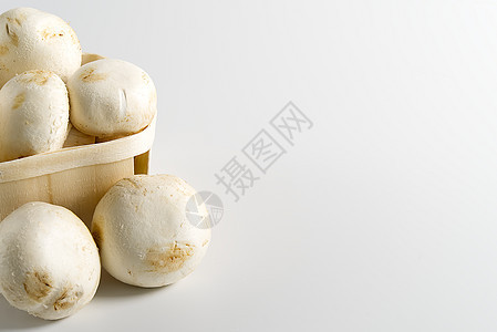白蘑菇在浅色背景的木制篮子上打着冠军冠 与复制空间密不可分烹饪蔬菜团体柳条美食食物森林盒子养分菌类图片