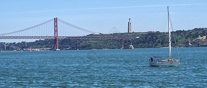 海鸥飞越红桥北纬25度金属首都旅行蓝色工程城市柱子全景天空建筑学图片