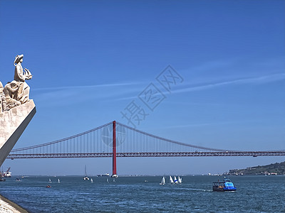 海鸥飞越红桥北纬25度铁路金属交通工程柱子首都蓝色建筑学运输城市图片