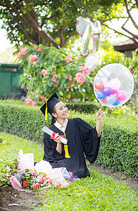 快乐的毕业女学生祝贺教育SUCK学生微笑文凭证书成人成就女士学士丝带帽子图片