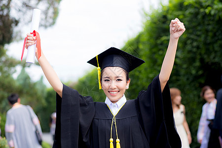 快乐的毕业学生女孩 恭喜  毕业教育员丝带成就乐趣证书微笑学士女性大学学习成功图片