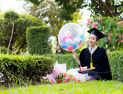 快乐的毕业女学生祝贺教育SUCK知识乐趣成功学习女孩大学学生丝带证书学士图片