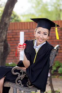 快乐的毕业学生女孩 恭喜  毕业教育员大学乐趣微笑学士庆典学习文凭证书帽子知识图片