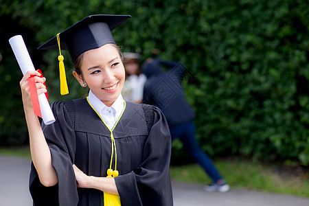 快乐的毕业学生女孩 恭喜  毕业教育员帽子成就女性文凭女士成人成功仪式学习大学图片