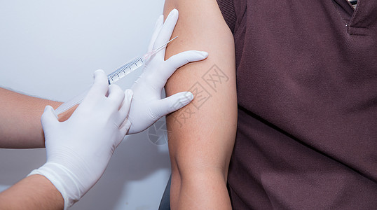 特写医生注射病人携带环状药物收集布罗的注射器手臂疾病疫苗女性药品流感护士发烧男性疼痛图片