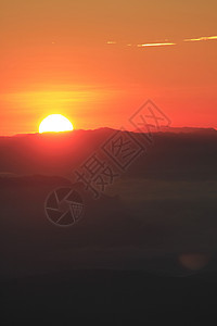 日落在山上天空地形农村气候地标旗杆爬坡阳光边界热带图片