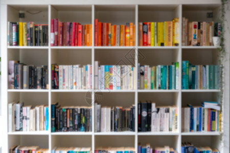 装满书籍的白色木制书架模糊图像家具公寓图书房子风格办公室房间架子天花板学习图片