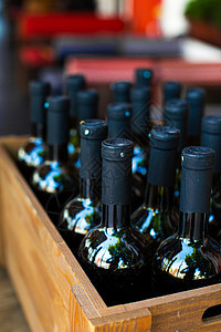 一个装满酒瓶子的木箱 在露天餐厅举行银行派对庆祝活动玻璃酒厂包装饮料奢华餐厅团体标签贮存酒吧图片