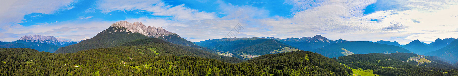 夏季高山风景和美丽的山丘 风霜旅行全景绿色天空环境乡村岩石旅游远足假期图片