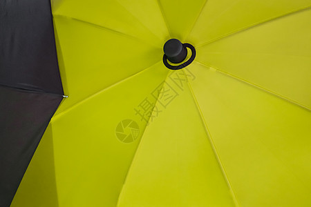 近距离观看防雨伞的彩色表面织物液体雨滴阳伞尼龙气候蓝色天气下雨材料图片