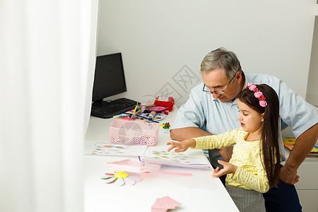 照顾外祖父与孙女一起做家事的外祖父学生家庭作业婴儿潮童年女孩帮助老年祖父老化培育图片