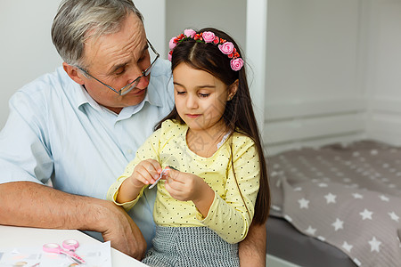 照顾外祖父与孙女一起做家事的外祖父帮助传统祖父女性教养孩子社会保障女孩育儿社会图片