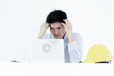 亚洲亚洲雇员工工薪男坐在办公桌和工作h互联网商务商业工人薪水压力人士头盔桌面笔记本图片