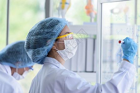 研究和学习的亚裔年轻女学生科学家生物药品女孩女性实验室技术惊喜器皿玻璃手套图片