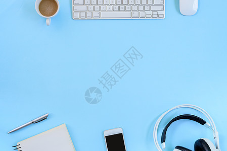 办公室蓝色办公桌和设备 用于与咖啡一起工作的设备老鼠玻璃木板生活商业桌子键盘电脑技术笔记本图片