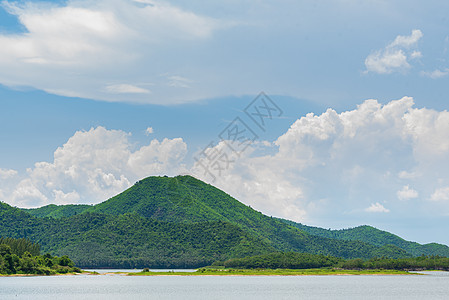 山地 河流 森林和云层的自然景观山脉溪流绿色天空环境岩石多云旅行蓝色图片