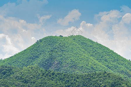 大自然的风景与山和森林 在早晨 笑声环境天空多云山脉绿色蓝色岩石旅行溪流图片