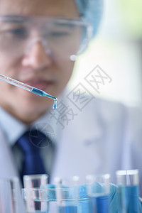 亚洲高级科学家 男性在劳动中研究和学习的高级科学家工人管子女性技术生物房间男人科学黄色实验室图片