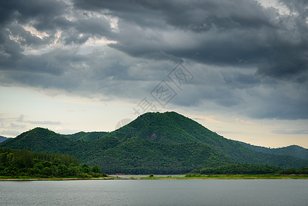 山与湖和绿色山地 河流 森林和多云的自然景观背景