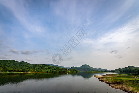 山地 河流 森林和云层的自然景观环境山脉旅行岩石多云天空溪流绿色蓝色图片