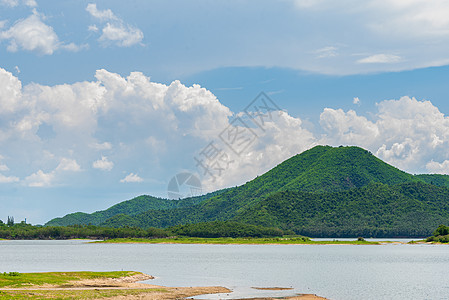 山地 河流 森林和云层的自然景观绿色溪流蓝色多云山脉旅行天空环境岩石图片