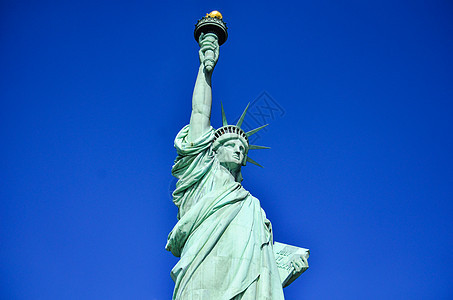 自由女神像 在美国纽约市城市建筑学国家地标女士蓝色旅游雕像纪念碑天际图片