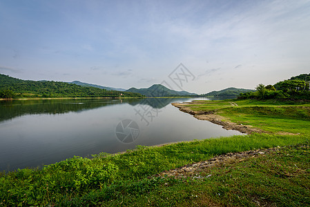 山地 河流 森林和云层的自然景观蓝色岩石天空绿色溪流多云山脉环境旅行图片