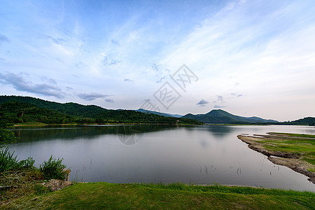 山地 河流 森林和云层的自然景观山脉旅行环境天空绿色溪流岩石蓝色多云图片