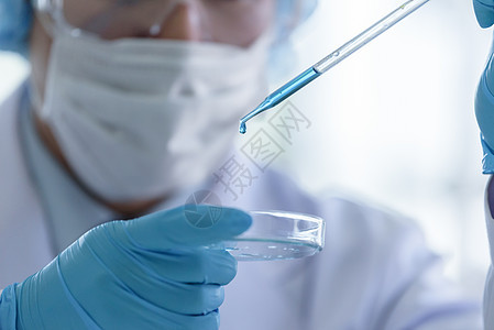 亚洲高级科学家 男性在劳动中研究和学习的高级科学家工人化学家帽子同事烧瓶药品化学品女性黄色科学图片