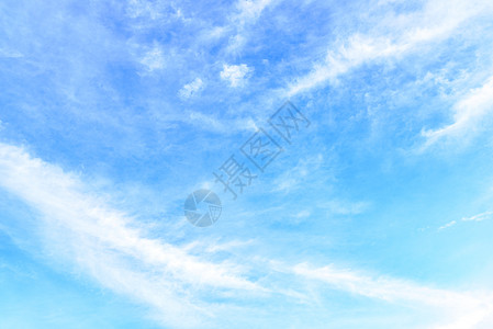 清晨有云的蓝天的性质云景气象地平线太阳阳光薄雾天气蓝色团体晴天图片